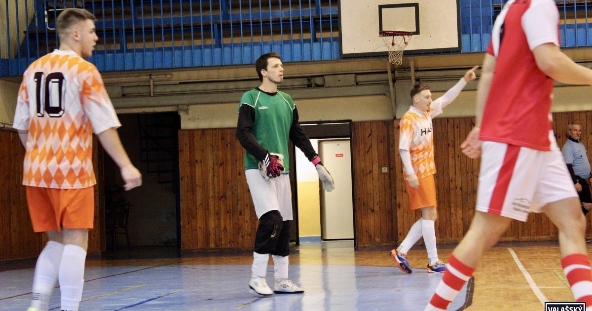 Nejlepší střelci (Lukáš Petružela - Bar Bora Bora Vidče 6) a karty po 4. kole okresního přeboru